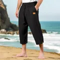 Casual zwarte linnen korte strandbroek voor heren met trekkoord gedragen door model. - S / Bottoms / Zwart