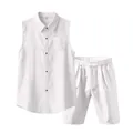 Vista dettagliata del completo da uomo con camicia in lino senza maniche e pantaloncini bianchi - Taglia S / Top e Pantaloni / Bianco