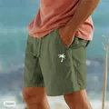 Dettaglio dei pantaloncini in cotone e lino verde oliva con stampa palme. - Taglia S / Parte Inferiore (Stampa LOGO Bianca) (999999) / Verde militare