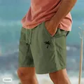 Vista dettagliata dei pantaloncini in cotone e lino verde con stampa palme e coulisse - Taglia S / Parte Inferiore (Stampa LOGO Nera) (999999) / Verde militare