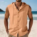 Dettaglio della camicia smanicata con cappuccio in lino casual da uomo sulla spiaggia - Giallo ocra
