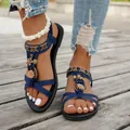 Nahaufnahme von ethnischen dunkelblauen flachen Sandalen für Damen mit Blumenverzierung - 36 / Dunkelblau