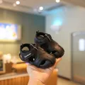 Schwarze Baby-Sommer-Lauflernsandalen mit weicher Sohle und Sportmern-Klettverschluss - Schwarz