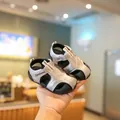 Silberne Baby-Lauflern-Sandalen mit geschlossener Kappe und weicher Sohle für Sommer. - Silber