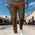 Détail du pantalon de sport chic marron pour homme avec une coupe ajustée moderne - Marron