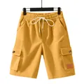 Vue détaillée du short cargo en velours côtelé épais pour homme avec cordon de serrage - Jaune