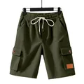 Vista dettagliata di pantaloncini cargo da uomo in velluto a coste verde scuro e tasche - Taglia S / Pantaloni e gonne / Verde militare