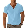 Primo piano della t-shirt Henley da uomo azzurra con scollo a V e tessuto traspirante. - Celeste