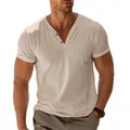 Dettaglio di un uomo muscoloso che indossa una t-shirt henley beige con scollo a V - Cammello