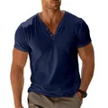 Dettaglio di una maglietta uomo blu navy con scollo a V e speciale trama traspirante - Blu navy