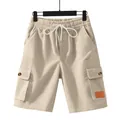 Vue détaillée de face du short cargo en velours côtelé beige pour homme avec cordon - Abricot