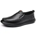 Schwarze Herren-Slipper aus echtem Leder mit strukturierter Oberfläche und Zierstreifen - Schwarz Ganzjährig