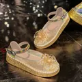 Vue détaillée des chaussures Mary Jane en maille avec fini holographique et fleur décorée - Or