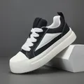 Baskets basses en cuir pour hommes avec semelles blanches épaisses en contraste noir et blanc - 38 / Noir