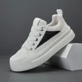 Baskets compensées en cuir blanc respirant pour hommes avec détails noirs chics - 38 / Blanc