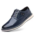 Klassischer marineblauer Herren-Lederschuh mit strapazierfähiger, rutschfester beiger Sohle - 40 / Blau