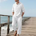 Vista completa de conjunto de camisa con capucha de lino blanco y pantalón holgado. - Blanco