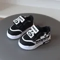 Stylische schwarz-weiße Kindersneaker mit Hasenohren-Design und einer weichen Sohle - Größe 21 / Innenlänge 13.5cm / Schwarz
