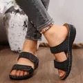 Vue détaillée de sandales compensées noires avec strass et brides velcro. - Noir