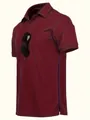 Seitenansicht eines bordeauxroten, atmungsaktiven Outdoor-Polo-Shirts für Herren - Burgunderrot