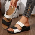 Détail de sandales compensées avec ornements en strass et brides velcro bicolores - Noir et Blanc