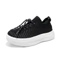Atmungsaktive schwarze Mesh-Sportschuhe für Jungen mit leichter weißer Plateausohle. - Schwarz