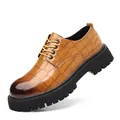 Elegante braune Herrenschuhe mit Krokodilmuster und dicker schwarzer Profilsohle aus Leder - 38 / Gelb