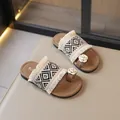 Boho-Flach-Sandalen mit gewebten Quasten und Kamelienblüten-Verzierung - Größe 23 (16.5cm) / Schwarz