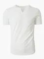 Vista detallada de una camiseta blanca de hombre con cuello en V y textura de canalé - S / Tops / Blanco