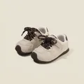 Zapatos deportivos beige para niños pequeños con cordones marrones y suelas antideslizantes - Marrón