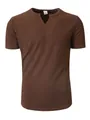 Primer plano de camiseta de hombre marrón acanalada de manga corta con detalle de cuello en V - Café