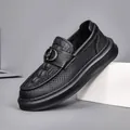 Mocassins élégants pour hommes en cuir noir perforé avec semelle épaisse et boucle métal - 38 / Perforé Noir