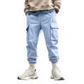Vista dettagliata dei pantaloni cargo azzurri da uomo con tasche laterali e polsini - Azzurro