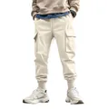 Dettaglio dei pantaloni cargo beige multi-tasca da uomo in uno stile casual outdoor - Albicocca