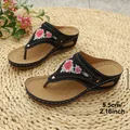 Tongs compensées avec broderie florale et une hauteur de talon confortable de 5,5 cm - 36 / Noir