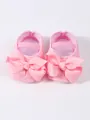 Nahaufnahme der rosa Baby-Lauflernschuhe mit großen Schleifen und weicher Spitze Textur - Rosa (25301)