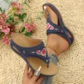 Tongs compensées bleu marine pour femmes avec broderies florales et semelle confortable - 36 / Bleu foncé
