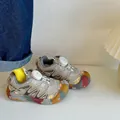 Beige Kinder Sportschuhe aus atmungsaktivem Mesh mit Drehverschluss und bunten Sohlen - bunt