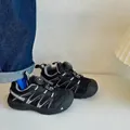 Kinder-Sportschuhe aus schwarzem, atmungsaktivem Mesh mit modernem Drehverschluss-System - Schwarz