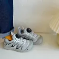 Graue atmungsaktive Mesh-Sneaker für Kinder mit einem praktischen Drehverschluss - Grau