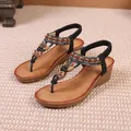 Sandales compensées bohèmes élégantes pour femmes avec perles et breloques papillon - 36 / Noir