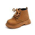 Klassische braune Kinder-Martin-Stiefel im britischen Stil in der Seitenansicht - Gelb