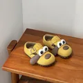 Detailansicht niedlicher Cartoon-Hundeschuhe für Kinder auf einem Holztisch im Herbst - Größe 23 (Innenlänge 14,5 cm) / Gelb