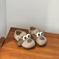 Nahaufnahme von niedlichen Zeichentrick-Hund-Birkenstock-Schuhen für Kleinkinder in Beige - Größe 23 (Innenlänge 14,5 cm) / Beige