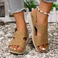 Gedetailleerde weergave van kaki platte sandalen met vintage lasergesneden patroon - Bruin