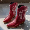 Botas de vaquero rojas con bordado blanco, punta afilada y tacón de bloque - 36 / Rojo