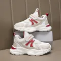 Zapatillas de malla transpirables para niños en un elegante diseño blanco y rojo - Rojo Beige