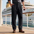 Détail montrant la coupe droite et la texture du pantalon décontracté en lin noir homme - S / Bas / Noir