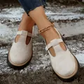 Vista dettagliata delle scarpe Mary Jane beige con cinturino a T e suola spessa su scale - 36 / Beige