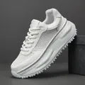 Baskets compensées en cuir véritable blanc pour hommes avec des panneaux en maille. - 40 / Blanc